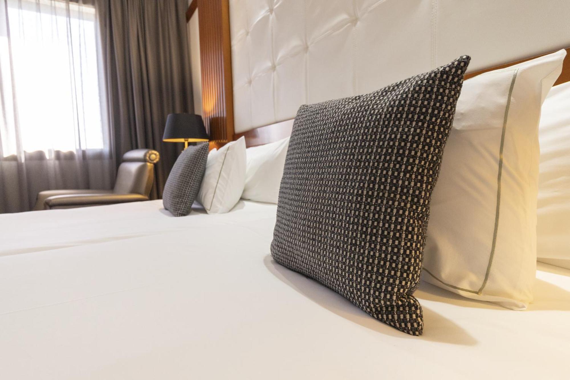 Best Western Premier Cmc Херона Екстериор снимка